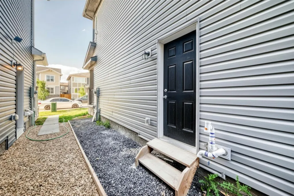 140 Carringham Road NW Calgary AB T3P1V3