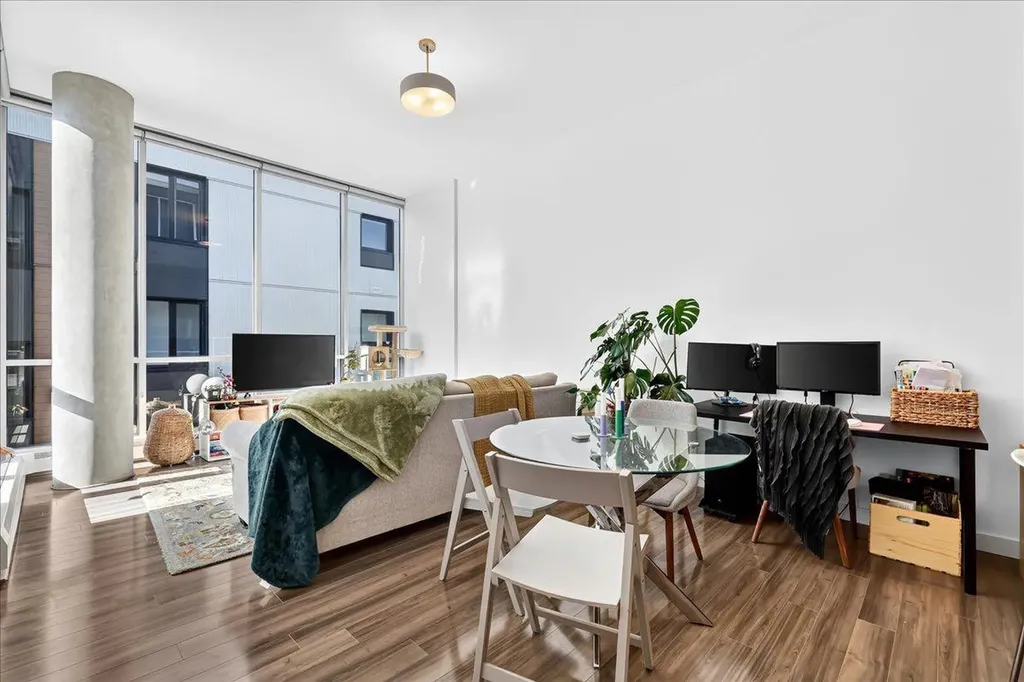 235 9a Street NW Calgary AB T2N 4H7
