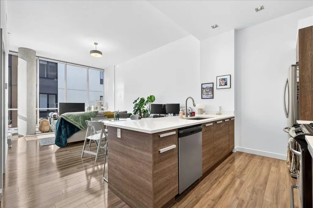235 9a Street NW Calgary AB T2N 4H7