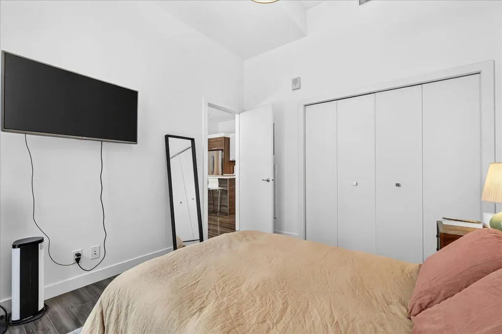 235 9a Street NW Calgary AB T2N 4H7