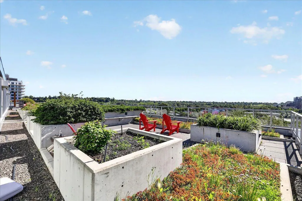 235 9a Street NW Calgary AB T2N 4H7