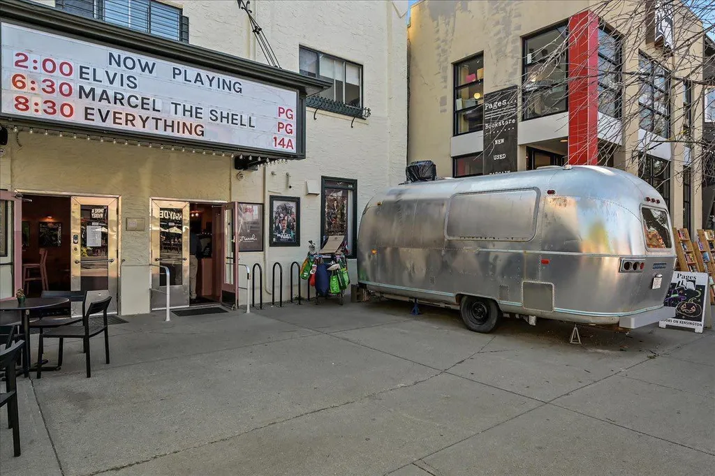235 9a Street NW Calgary AB T2N 4H7