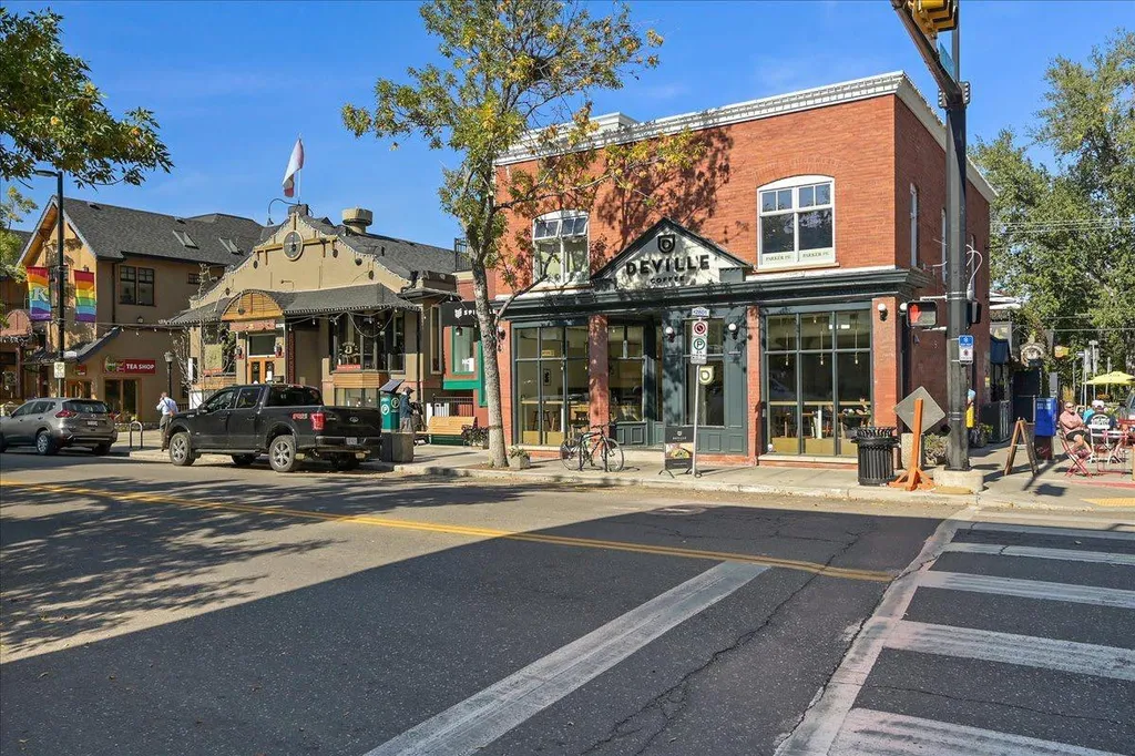 235 9a Street NW Calgary AB T2N 4H7