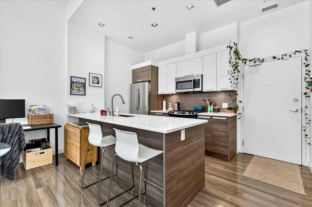 235 9a Street NW Calgary AB T2N 4H7