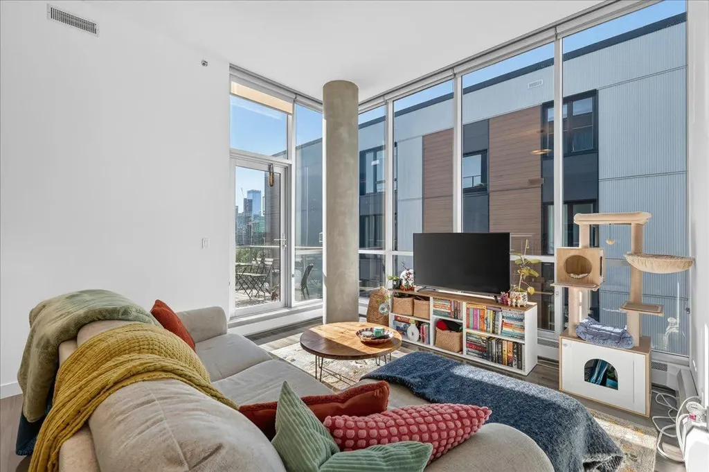 235 9a Street NW Calgary AB T2N 4H7