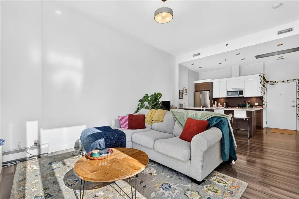 235 9a Street NW Calgary AB T2N 4H7