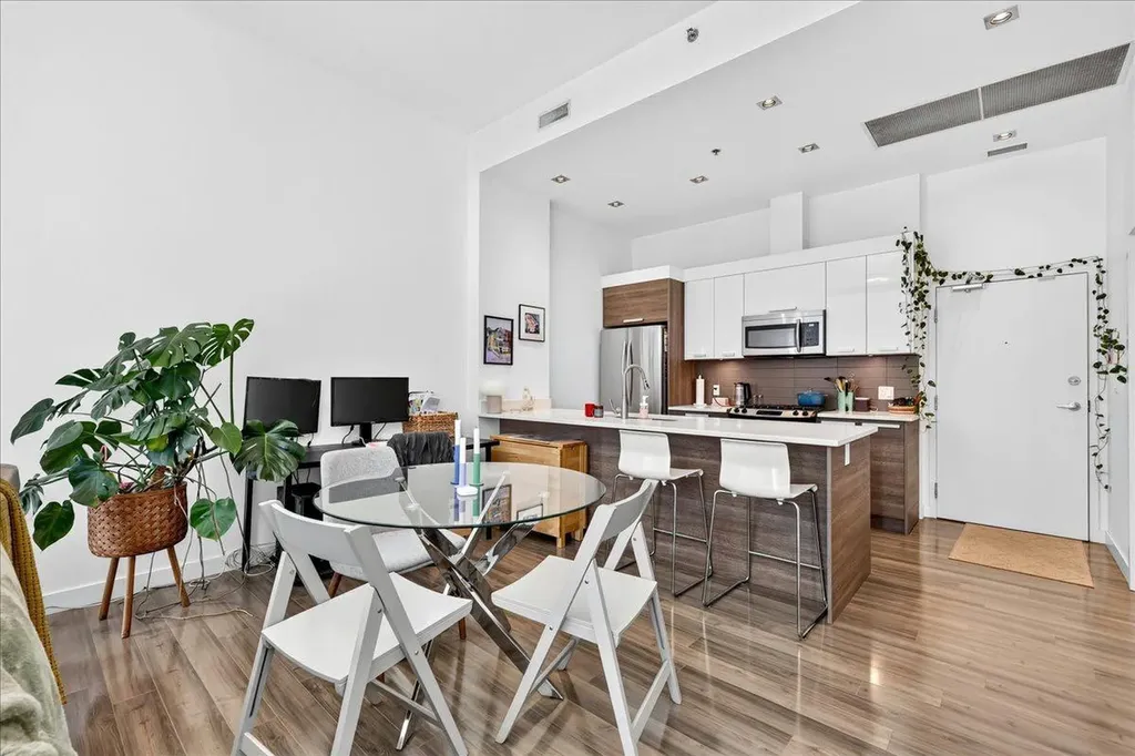 235 9a Street NW Calgary AB T2N 4H7