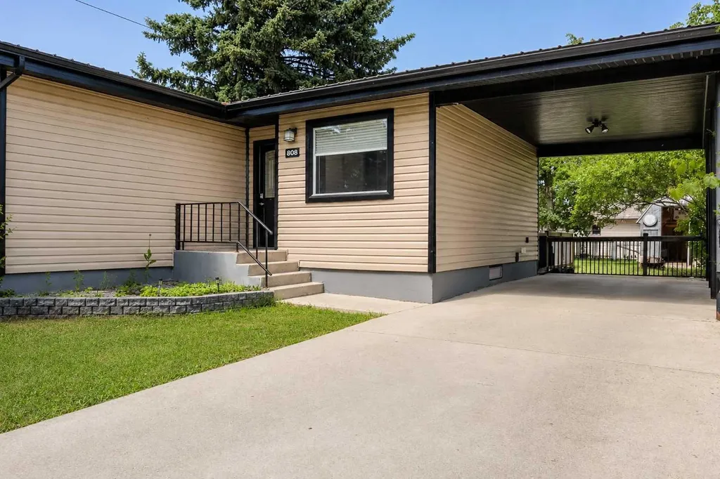 808 2 Avenue W Brooks AB T1R 0B6