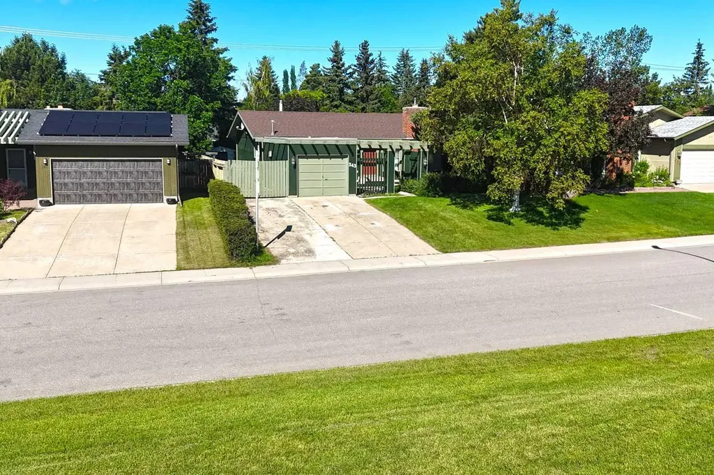 243 Silvercreek Drive NW Calgary AB T3B4H1