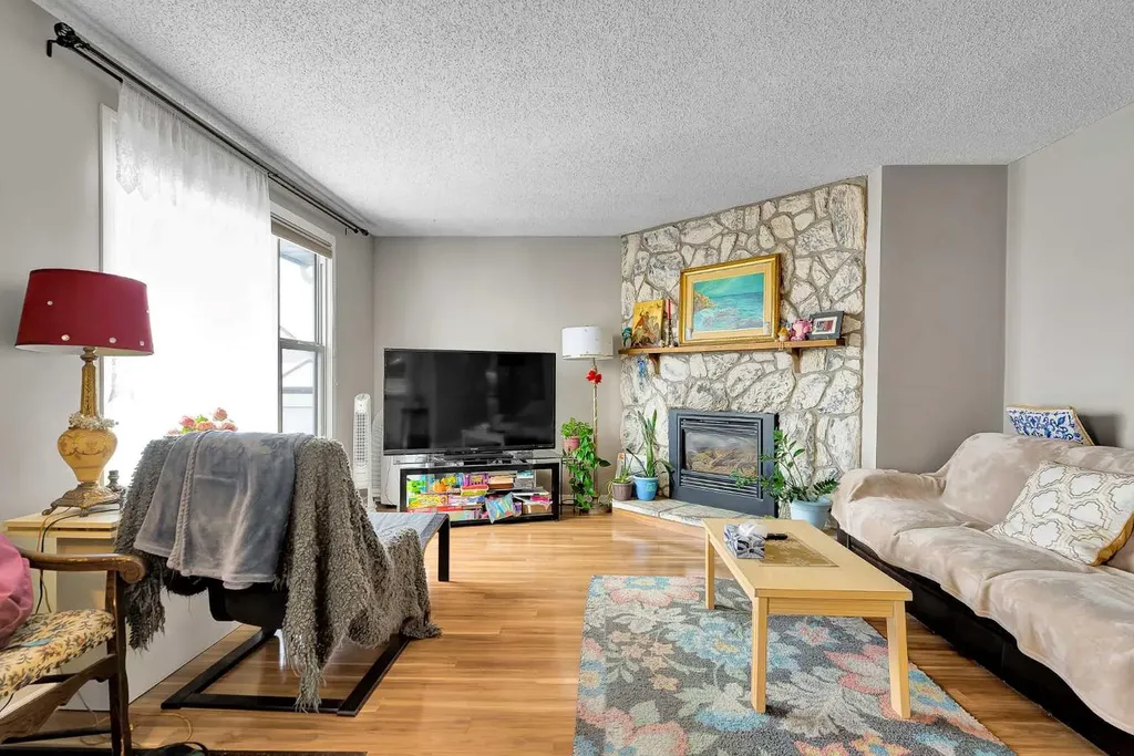 107 Silvergrove Road NW Calgary AB T3B 4Z6
