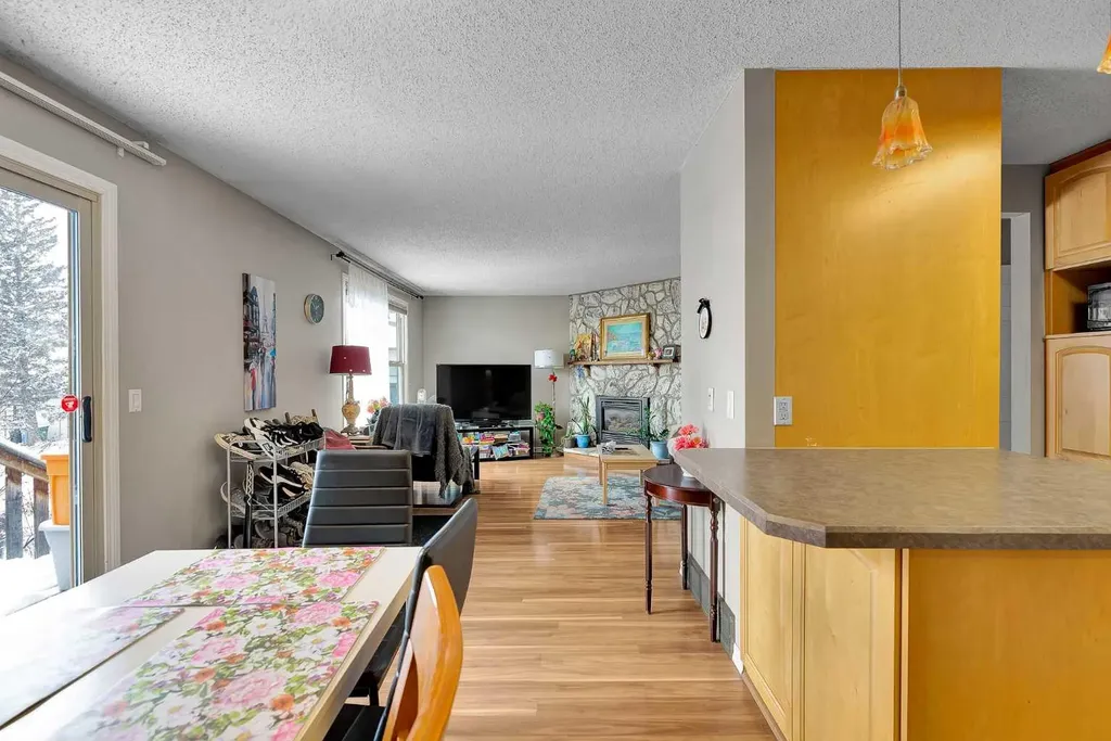 107 Silvergrove Road NW Calgary AB T3B 4Z6