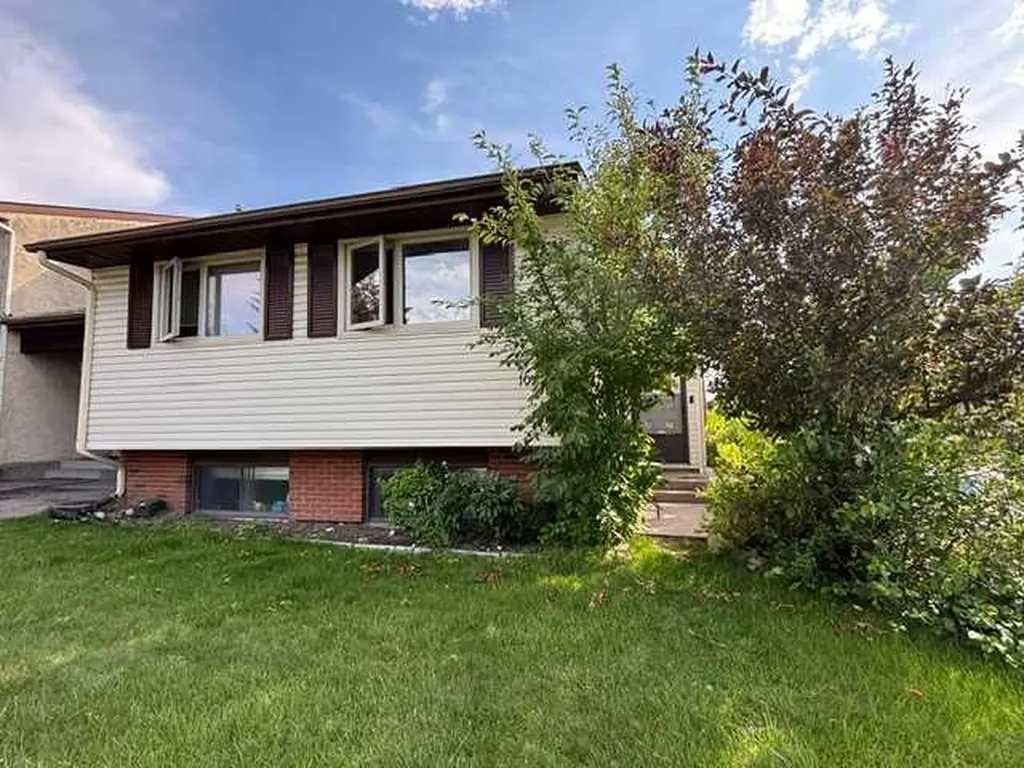 107 Silvergrove Road NW Calgary AB T3B 4Z6