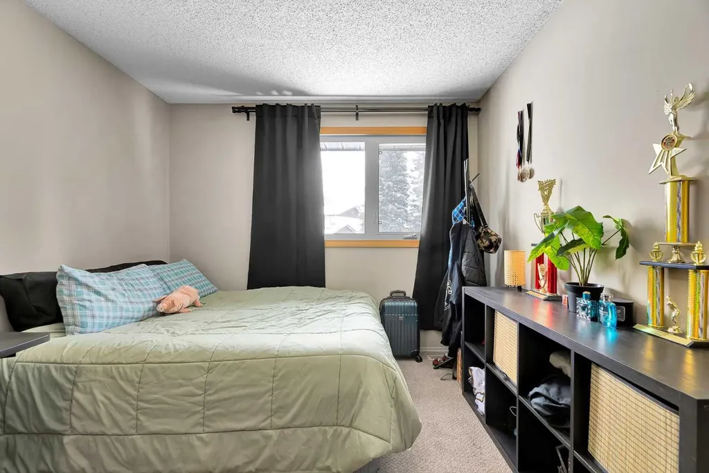 107 Silvergrove Road NW Calgary AB T3B 4Z6