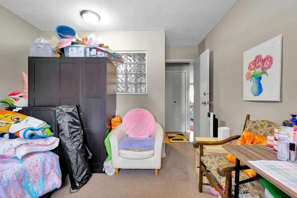 107 Silvergrove Road NW Calgary AB T3B 4Z6