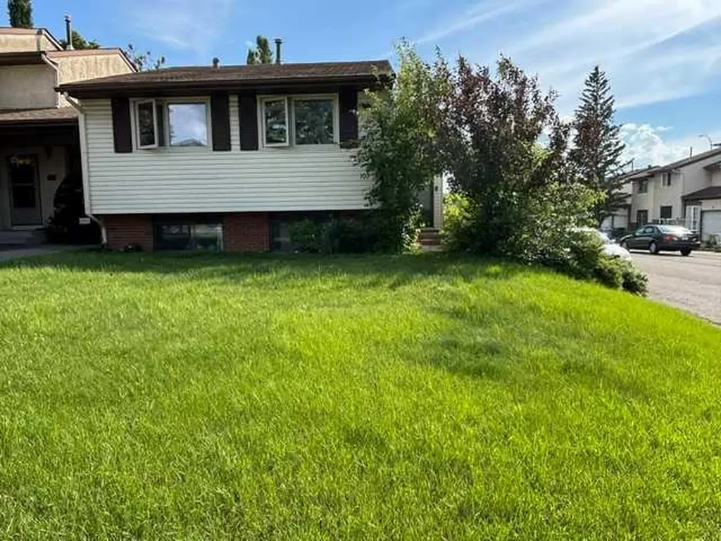 107 Silvergrove Road NW Calgary AB T3B 4Z6