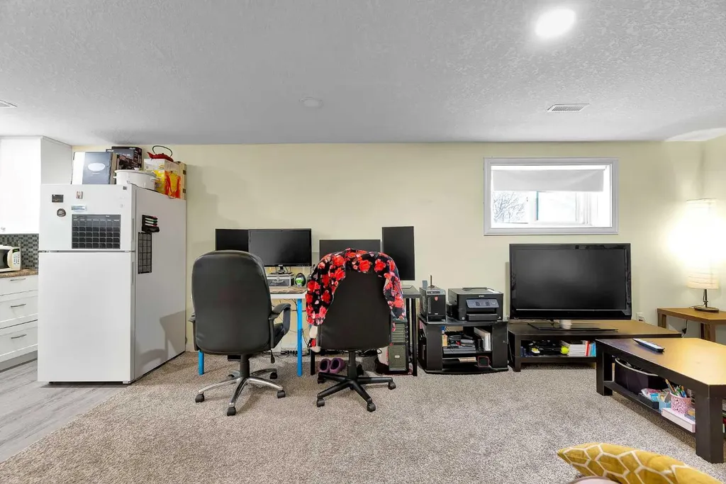 107 Silvergrove Road NW Calgary AB T3B 4Z6