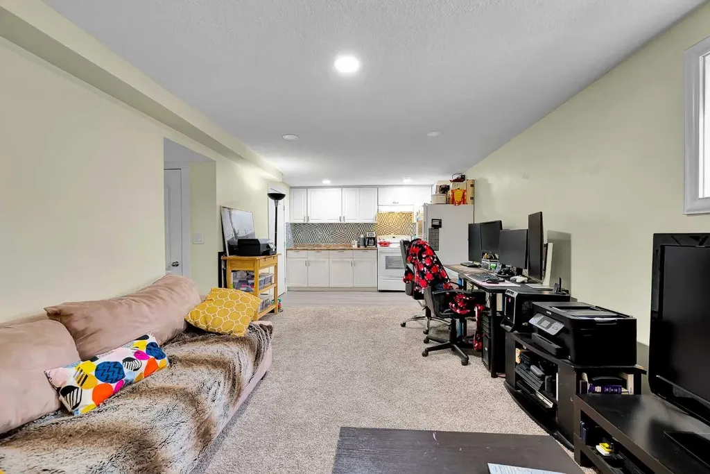 107 Silvergrove Road NW Calgary AB T3B 4Z6