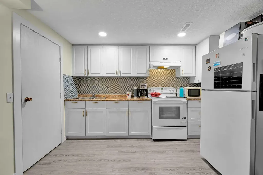 107 Silvergrove Road NW Calgary AB T3B 4Z6