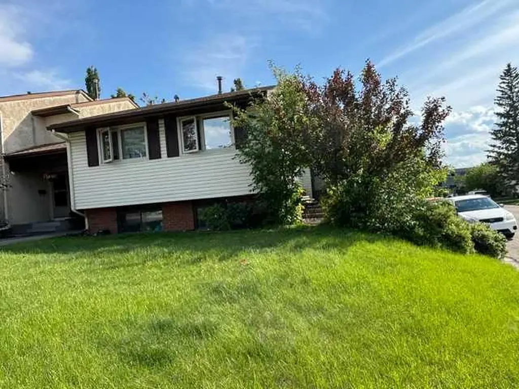 107 Silvergrove Road NW Calgary AB T3B 4Z6