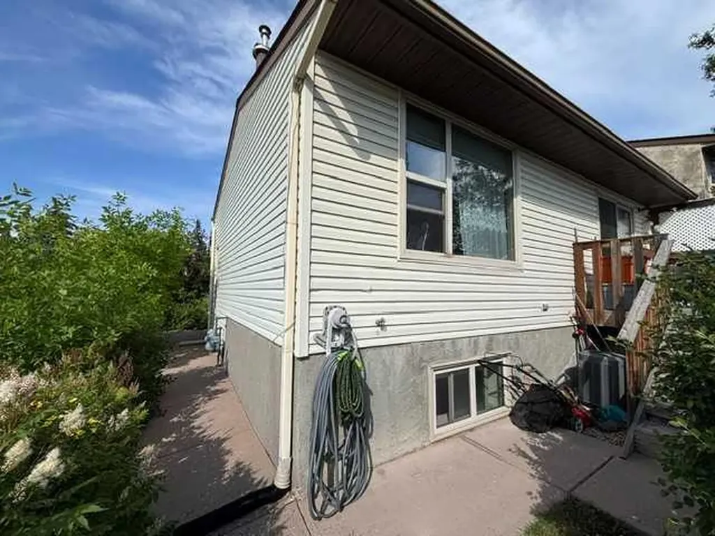 107 Silvergrove Road NW Calgary AB T3B 4Z6