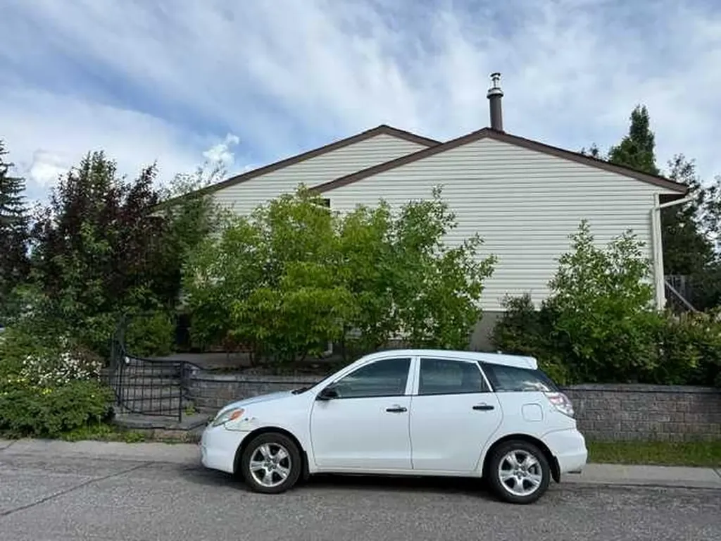 107 Silvergrove Road NW Calgary AB T3B 4Z6