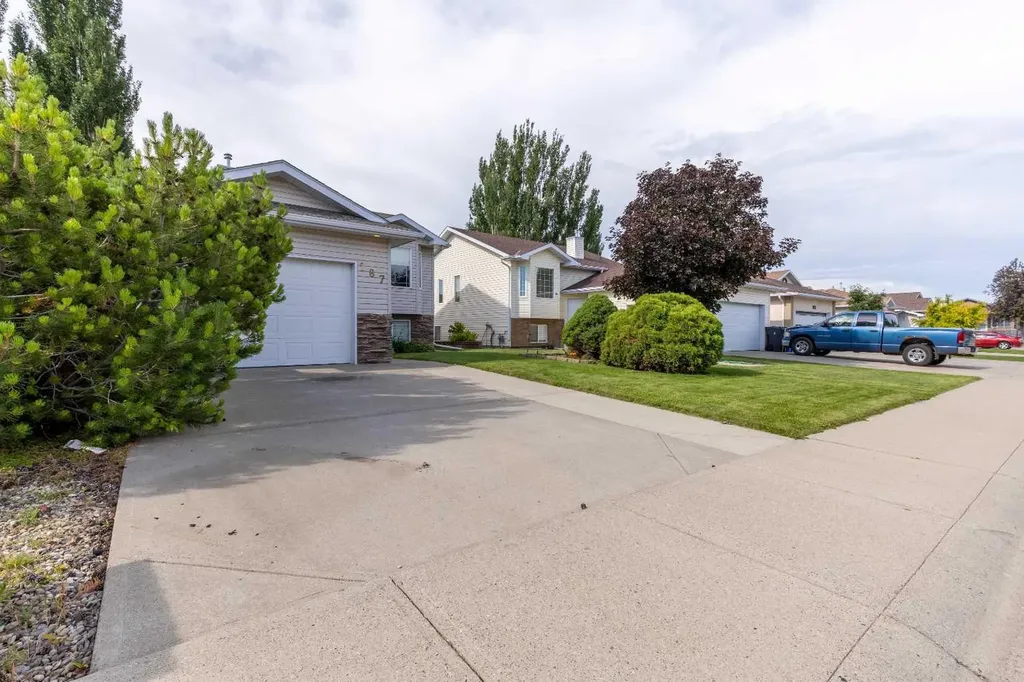 187 Cougar Way N Lethbridge AB T1H 6P4