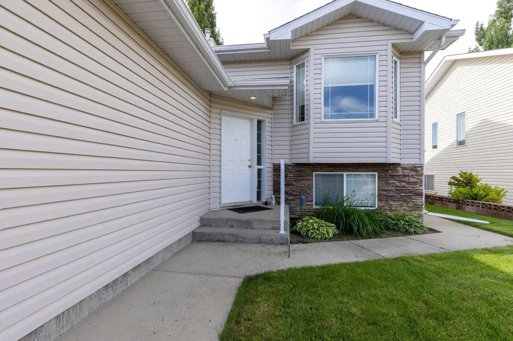 187 Cougar Way N Lethbridge AB T1H 6P4