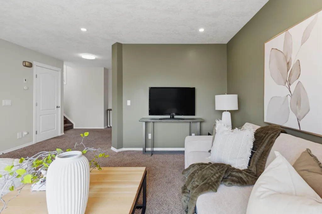 241 Somerside Close SW Calgary AB T2Y 4B6