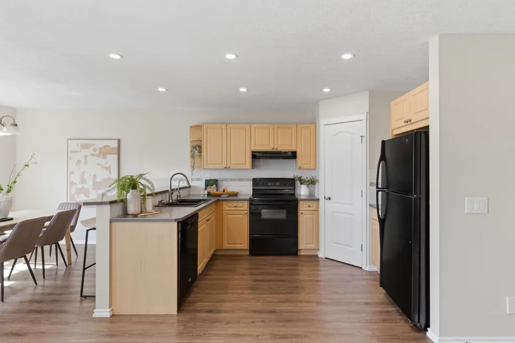 241 Somerside Close SW Calgary AB T2Y 4B6