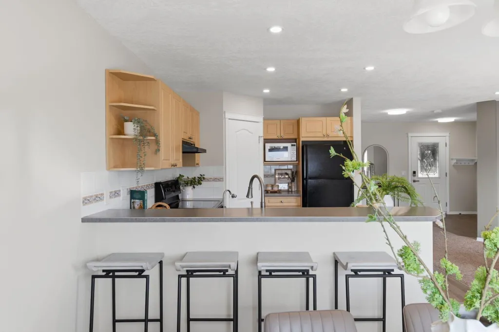 241 Somerside Close SW Calgary AB T2Y 4B6