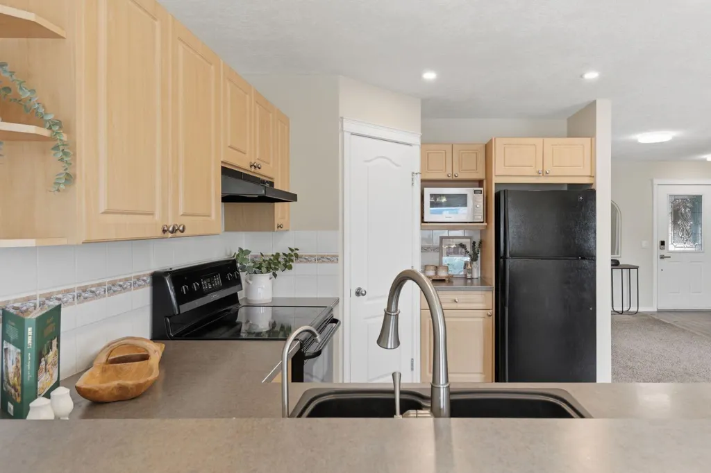 241 Somerside Close SW Calgary AB T2Y 4B6