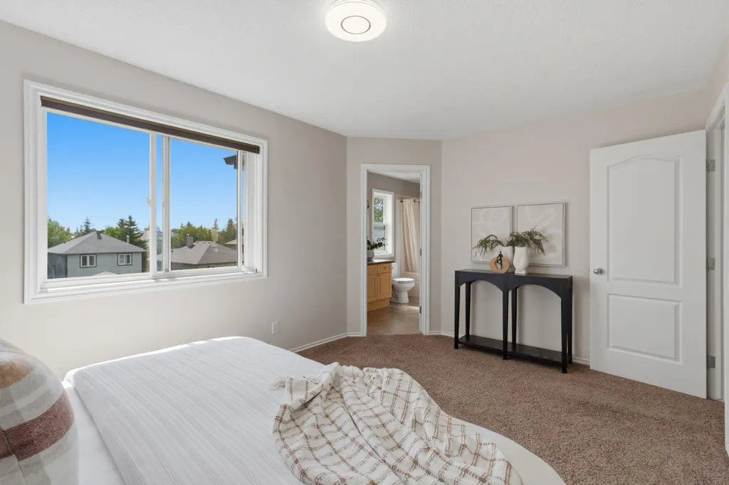 241 Somerside Close SW Calgary AB T2Y 4B6