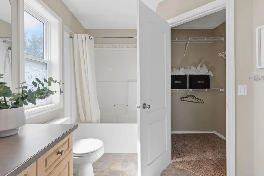 241 Somerside Close SW Calgary AB T2Y 4B6
