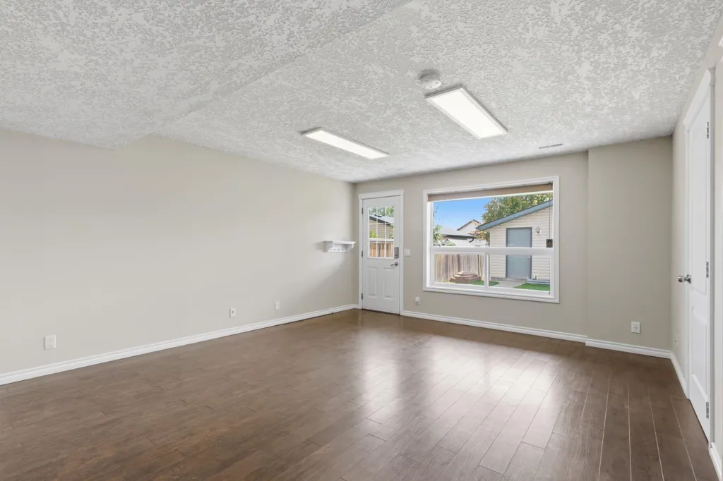 241 Somerside Close SW Calgary AB T2Y 4B6