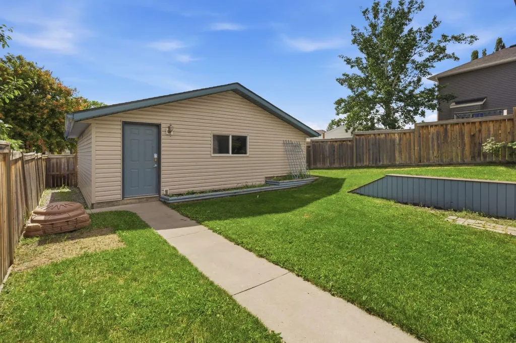241 Somerside Close SW Calgary AB T2Y 4B6