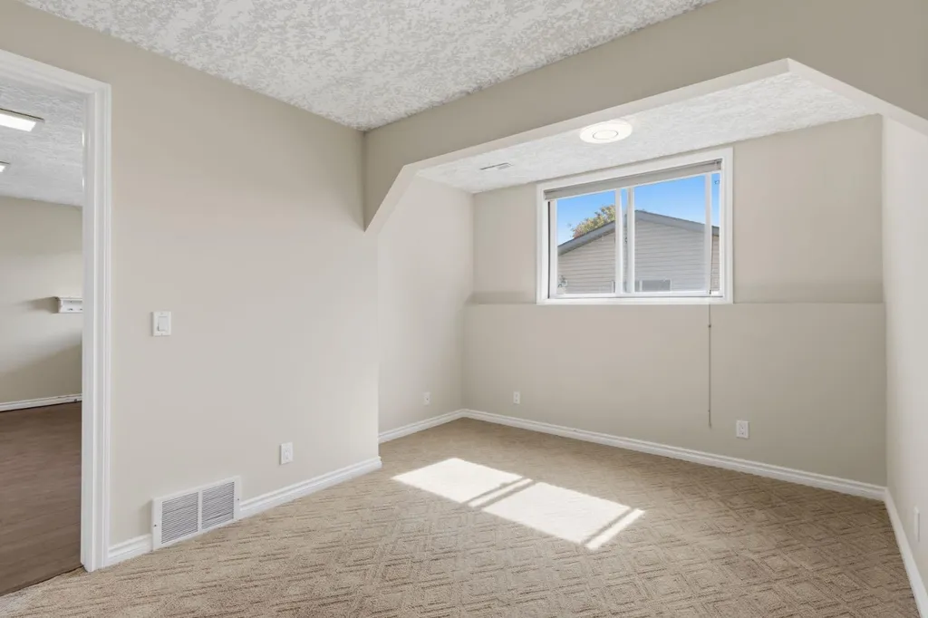 241 Somerside Close SW Calgary AB T2Y 4B6