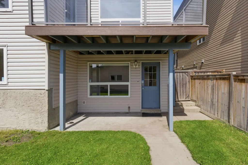 241 Somerside Close SW Calgary AB T2Y 4B6