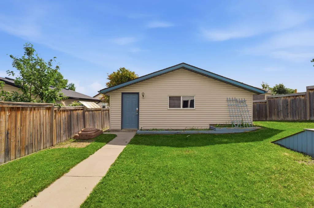 241 Somerside Close SW Calgary AB T2Y 4B6