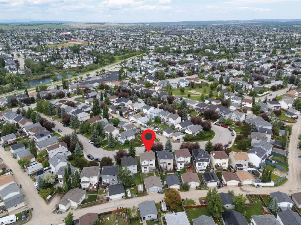 241 Somerside Close SW Calgary AB T2Y 4B6