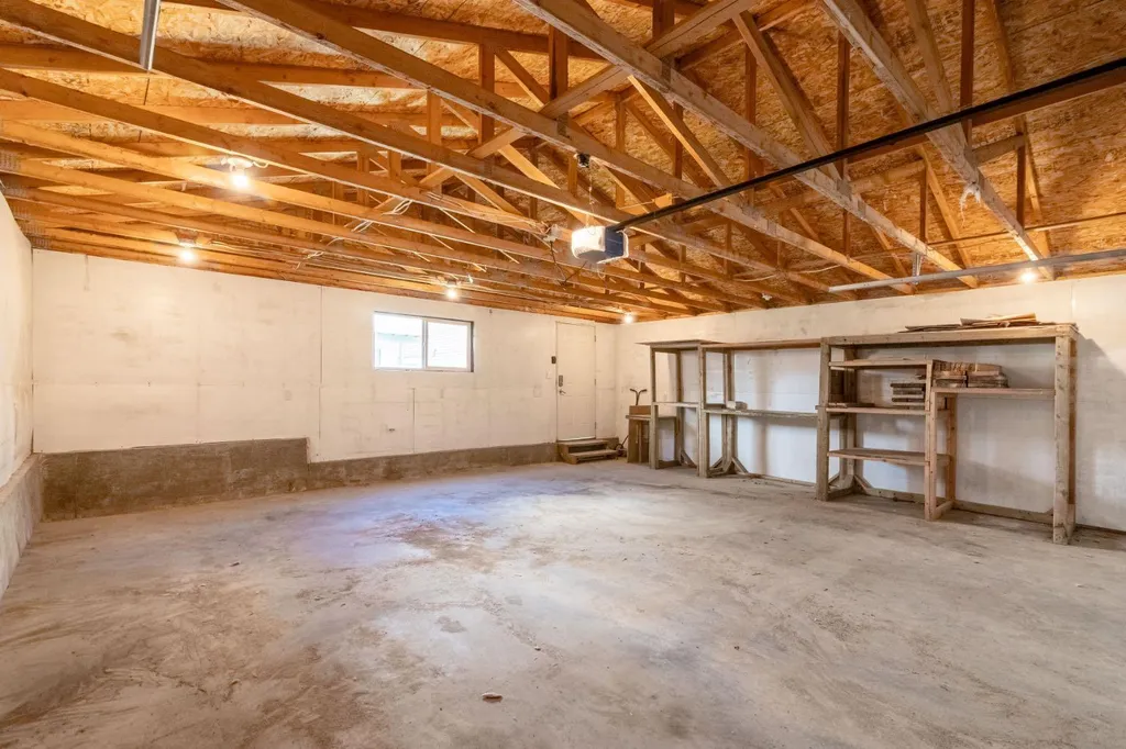 241 Somerside Close SW Calgary AB T2Y 4B6