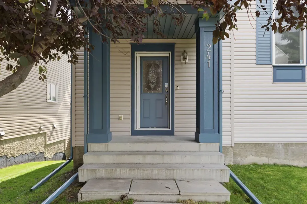 241 Somerside Close SW Calgary AB T2Y 4B6