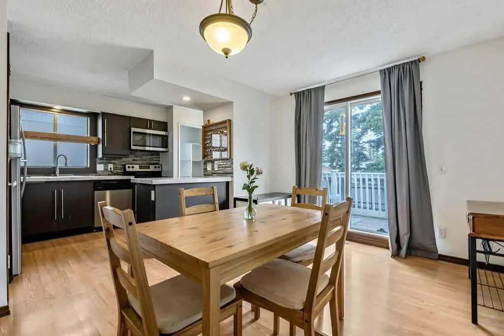 311 Penbrooke Crescent SE Calgary AB T2A 3T6