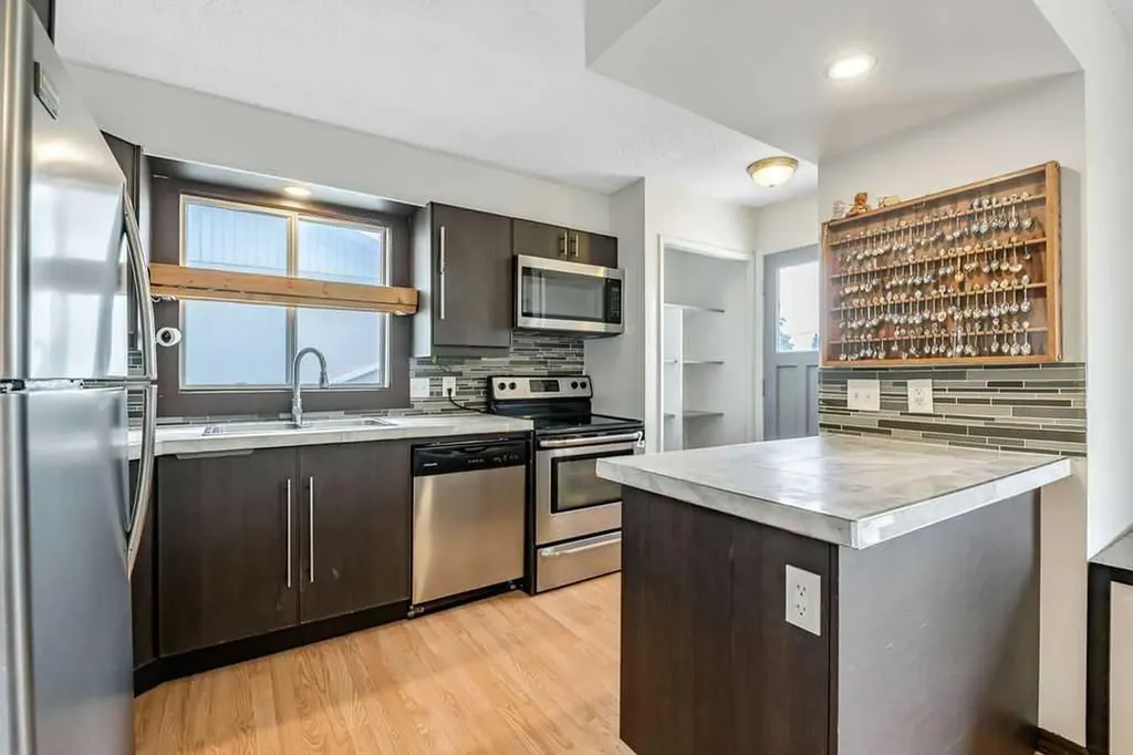 311 Penbrooke Crescent SE Calgary AB T2A 3T6