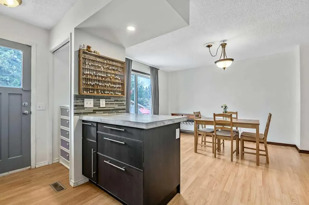 311 Penbrooke Crescent SE Calgary AB T2A 3T6