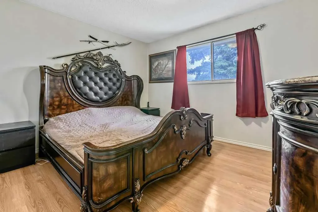 311 Penbrooke Crescent SE Calgary AB T2A 3T6