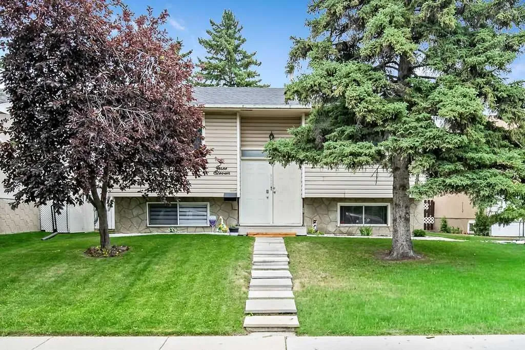 311 Penbrooke Crescent SE Calgary AB T2A 3T6