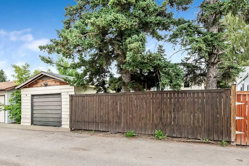 311 Penbrooke Crescent SE Calgary AB T2A 3T6