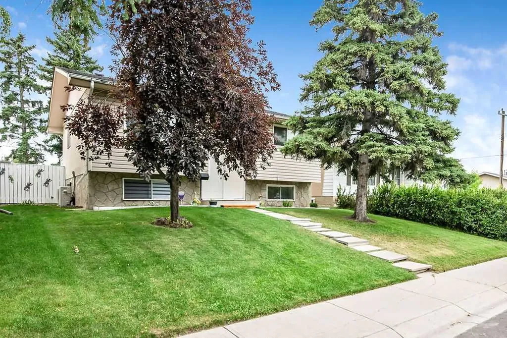 311 Penbrooke Crescent SE Calgary AB T2A 3T6