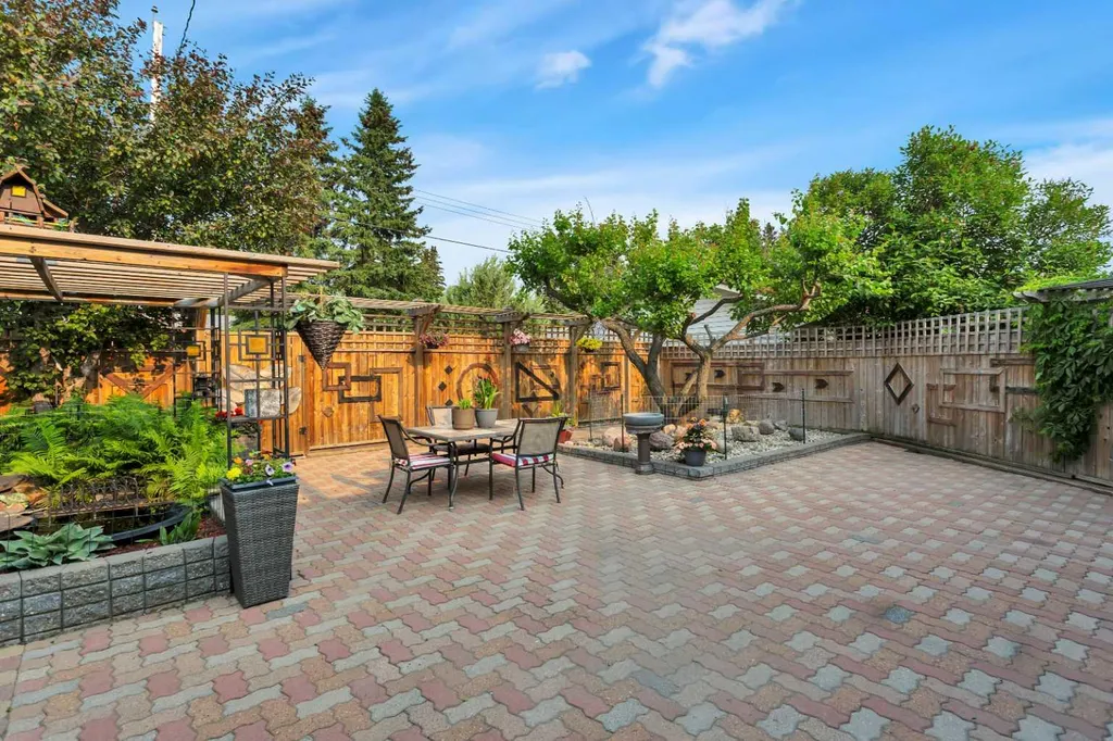 5323 53 Street Rocky Mountain House AB T4T 1G9