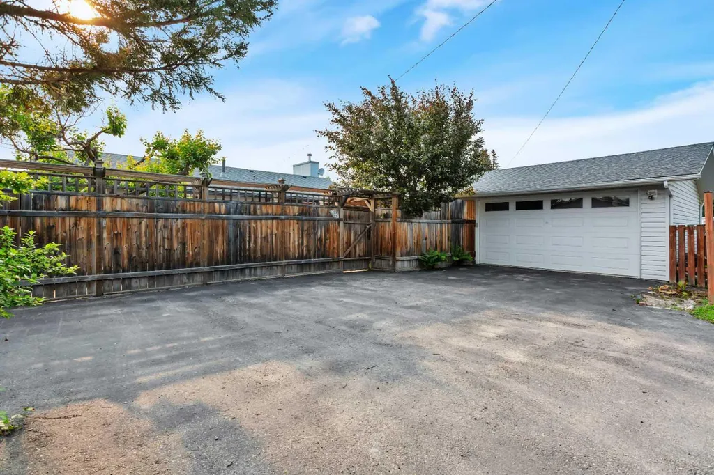 5323 53 Street Rocky Mountain House AB T4T 1G9